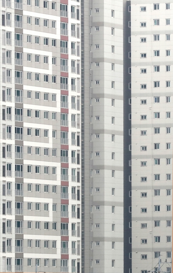 ▲ 코로나19가 장기화 되면서 학생들의 비대면 수업과 직장들의 재택근무로 집안 생활이 늘어나고 있는 가운데 공동주택 층간소음으로 세대별 민원이 증가하고 있다. 사진은 수원시 영통구 한 아파트공사 현장 모습. /김철빈 기자