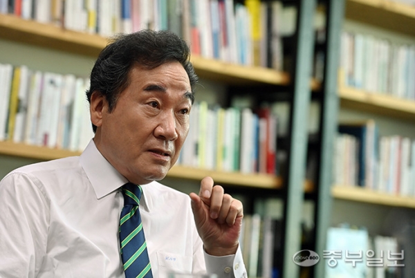 대권주자인 이낙연 전 민주당 대표가 중부일보와 인터뷰하고 있다. 사진=노민규기자