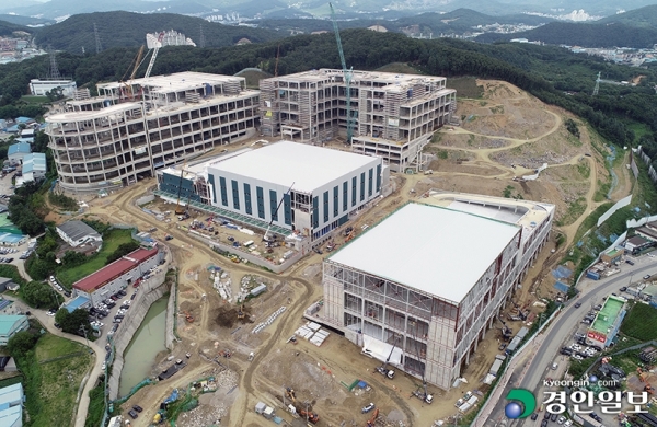 온라인 상거래가 일상이 된 코로나19 시대를 맞이해 수도권 내 물류단지 확장은 당연한 수순이 됐지만 난립하는 물류단지로 인해 극심한 교통난 등 지역에 큰 부작용들이 발생해 이를 해결할 수 있는 제도가 병행돼야 한다는 지적이다. 사진은 광주시 오포읍에 대규모로 건설되고 있는 오포물류단지.2021.8.8 /김금보기자