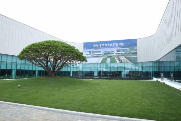 지난 6월30일 개원한 경기도내 첫 광역화장시설인 화성 함백산 추모공원. /사진제공=경기도
