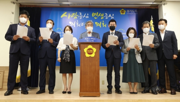 왼쪽부터 오광덕(광명3)·김용성(비례)·안혜영(수원11)·송한준(안산)·양철민(수원8)·최경자(의정부1)·양경석(평택1)·최종현(비례) 경기도의원은 10일 도의회 브리핑룸에서 전날 민주당 대표단의 ‘재난지원금 100% 지급 찬성’ 기자회견을 규탄하는 비대면 기자회견을 열고 있다. /사진제공=경기도의회