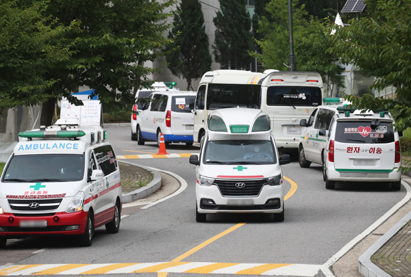 국내 코로나19 신규 확진자가 처음으로 2천 명을 넘어선 11일 오후 수원시 경기대학교 기숙사에 설치된 경기도 제14호 생활치료센터에서 구급차가 분주하게 오가고 있다. /연합뉴스
