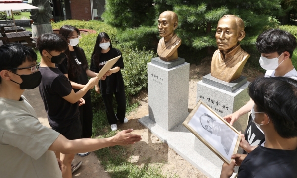 광복절을 앞둔 12일 수원시 팔달구 삼일공고 교정에 건립된 초대 설립자 임면수•이하영 독립운동가 흉상 앞에서 이 학교 레저스포츠과 학생들이 참배 하고 있다. 학교는 오는 18일 흉상 제막식과 학교 독립운동사를 전시할 역사관을 개관한다. /김철빈 기자