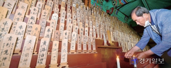 원폭피해자 1천145명의 위패가 모셔져 있는 경상남도 합천 원폭피해자복지회관 위령각에서 심진태 원폭피해자협회 합천지부장이 참배하고 있다. 이곳에서는 매년 8월6일 원폭피해자들을 기리는 추모제례가 열린다. 윤원규기자