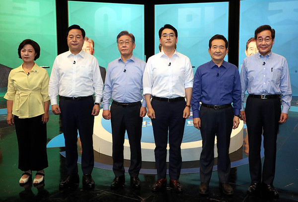 더불어민주당 대권주자인 이낙연(오른쪽부터), 정세균, 박용진, 이재명, 김두관, 추미애 후보가 17일 서울 상암동 DDMC에서 채널A 주최로 열린 더불어민주당 제20대 대선후보 토론회에서 기념촬영을 하고 있다. 2021.8.17 [국회사진기자단