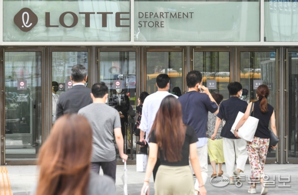 18일 오전 화성시 오산동 롯데백화점이 임시개장한 가운데 시민들이 백화점 안으로 입장하고 있다.김근수기자