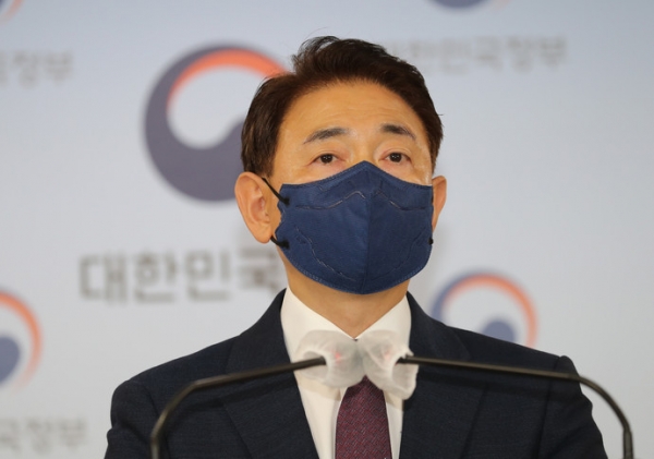국민권익위원회 김태응 부동산거래특별조사단장(상임위원)이 23일 정부서울청사에서 국민의힘과 비교섭단체 5당 소속 국회의원 및 그 가족의 부동산거래 전수조사 결과를 발표하고 있다. 권익위는 국민의힘과 비교섭단체 5당의 의뢰로 지난 6월 말부터 이들 정당 소속의 국회의원과 그 배우자 및 직계존비속 등 총 507명의 최근 7년간 부동산 거래를 조사해왔다. 연합
