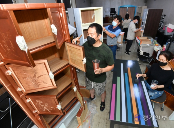 지난 25일 오후 성남시 폐기물종합처리장내 작업장에서 예술가들이 버려졌던 장롱, 식탁, 의자 등 폐가구를 새로운 작품으로 탄생시키고 있다. 이곳에서 재탄생 된 가구들은 지역 취약계층에게 기부된다. /김시범 기자