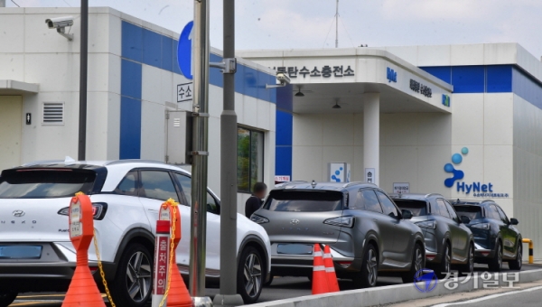 28일 오후 화성동탄수소충전소에 충전을 기다리는 차량들로 긴 줄이 늘어서 있다.조주현기자