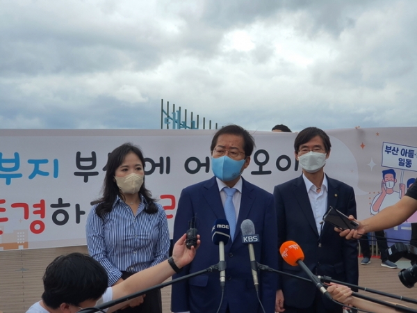 ▲ 국민의힘 홍준표 대선 예비후보가 1일 오전 부산 강서구 가덕도 신공항 예정 부지를 찾아 취재진 질문에 답하고 있다. 사진= 홍준표 캠프 제공