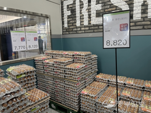 2일 경인지방통계청에 따르면 경기도 소비자물가가 연중 최고치를 기록한 가운데 이날 오전 수원시내 위치한 한 대형마트에서 달걀이 진열돼있다. 윤진현기자