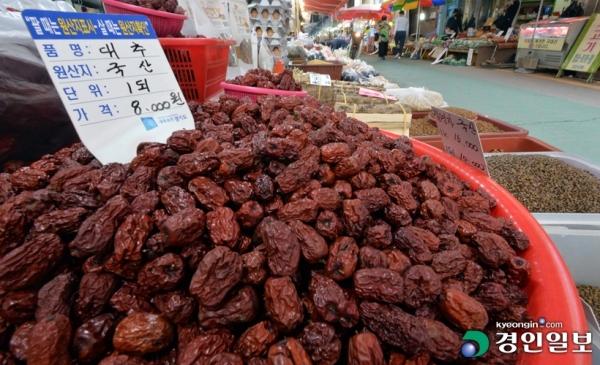 대추·곶감·밤 등 명절 제수용품의 가격이 치솟으면서 추석 대목을 맞이하는 상인들의 시름이 깊어지고 있다. 2일 오후 오산 오색시장의 한 상점에서 대추가 1되에 8천원에 판매되고 있다. 2021.9.2 /김금보기자