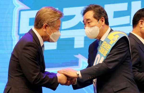 ▲ '충북·세종 민주당 순회 경선' 에서 1위를 차지한 더불어민주당 대권주자인 이재명 경기지사(왼쪽)가 5일 오후 충북 청주시 서원구 CJB컨벤션센터에서 이낙연 후보자와 인사하고 있다. /연합뉴스