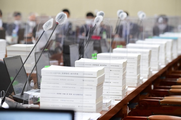 국회 소위에서 열린 국정감사에 국정감사 요구자료들이 책상 위에 쌓여 있다. 사진=연합뉴스