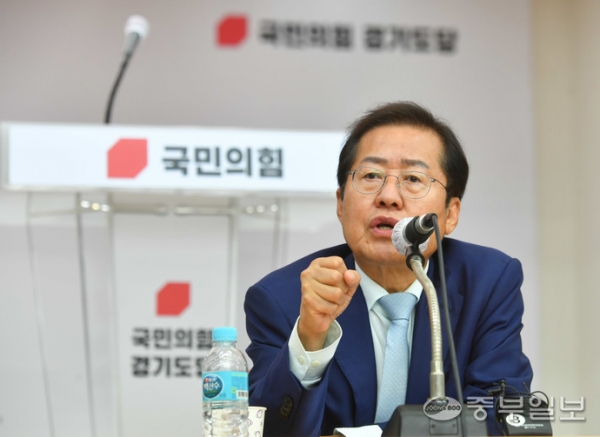 홍준표 국민의힘 대통령 예비후보가 7일 오전 수원 국민의힘 경기도당에서 열린 경기도당 주요 당직자 간담회에서 인사말을 하고 있다.김근수기자