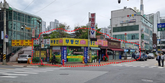 ▲ 하남시청 맞은편 금싸라기 위치에서 26년간 불법 건축물로 버젓이 임대업을 하고 있는 지상 1층 규모 건물 모습(붉은 점선 안). (사진=김대정 기자)