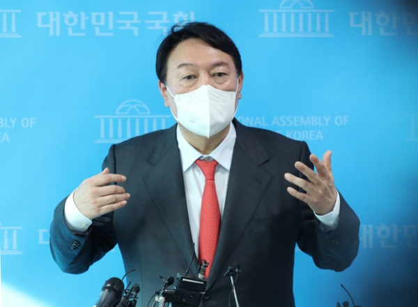 ▲ 국민의힘 대권주자인 윤석열 전 검찰총장이 8일 서울 여의도 국회 소통관에서 '고발사주' 의혹과 관련해 입장을 밝히고 있다. 사진= 연합뉴스