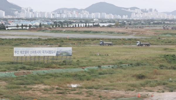 ▲ 김해국제공항 인근에 조성된 부산시 강서구 에코델타시티(친환경 공항 배후 도시) 부지 조성사업이 한창 진행중이다. 1170만㎡ 부지에 총 사업비 5조4386억이 투입된다. /김철빈 기자