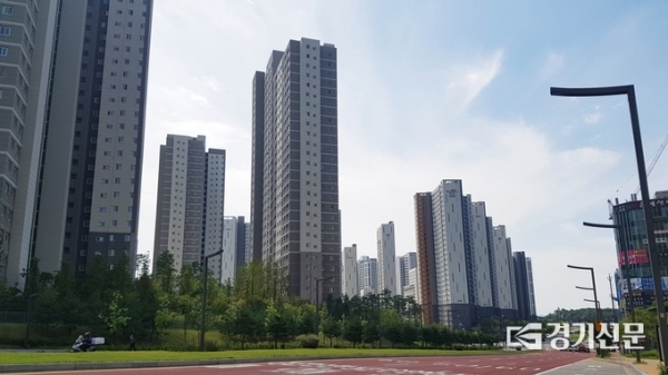 ▲ 9일 한국부동산원 자료를 분석한 결과 경기지역 기준 2017년 1월부터 올해 7월까지 이뤄진 아파트 전체 거래건수 191만7639건 중 서울 시민의 경기지역 아파트 거래건수는 28만9603건(전체 15.1%)을 차지했다. 사진은 경기 화성시 동탄2신도시 동탄호수공원 인근 아파트 단지의 모습. (사진=현지용 기자)