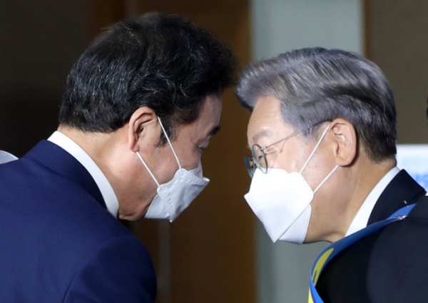 12일 오후 강원 원주시 오크밸리리조트 컨벤션센터에서 열린 더불어민주당 강원권역 순회경선 합동연설회에서 이낙연, 이재명 후보가 인사하고 있다. 사진=연합뉴스