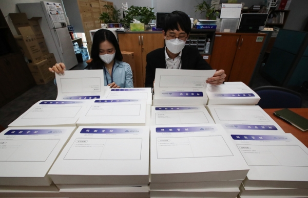 국회 소통관에서 국회사무처 관계자들이 관보를 통해 공개된 '2021년 공직자 재산변동사항 공개' 내역을 살펴보고 있다. /연합뉴스