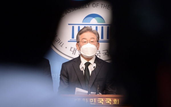 더불어민주당 이재명 대선 경선 후보가 14일 국회 소통관에서 '성남시 대장지구 개발사업' 의혹에 관한 기자회견을 하고 있다./연합뉴스=국회사진기자단