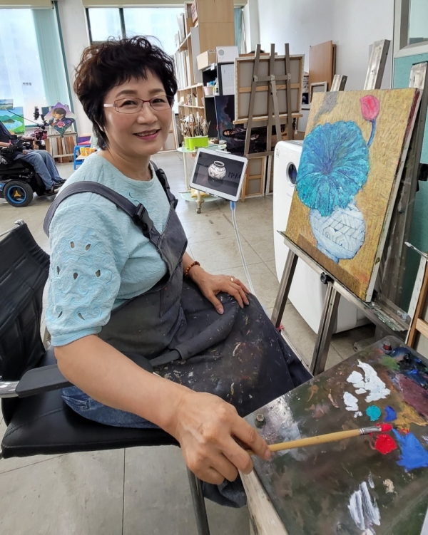 ▲ 제31회 대한민국 장애인 미술대전 대상 수상자인 소울음 아트센터 이정옥 작가.