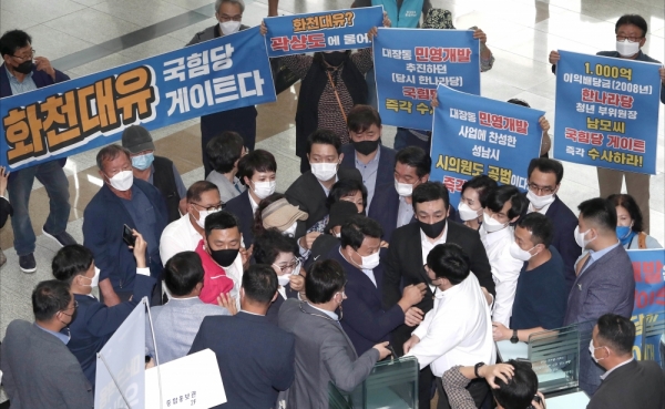 국민의힘 이재명 경기도지사 대장동 게이트 진상조사 특별위원회 소속 위원들과 시의원 등이 27일 오전 성남시청을 방문해 시청 안으로 들어가던 도중 성남시 관계자들이 국민의힘 측 지역주민들의 입장을 제지하고 있다. /국회사진기자단