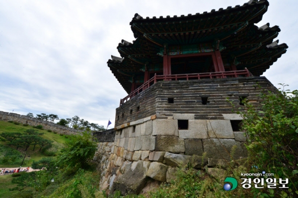 세계문화유산 수원화성(華城)의 방화수류정 일부 기둥이 기울고 건축물 하부를 받치는 지반 토사가 유실돼 보수가 필요하다는 지적이다. 2021.9.28 /임열수기자