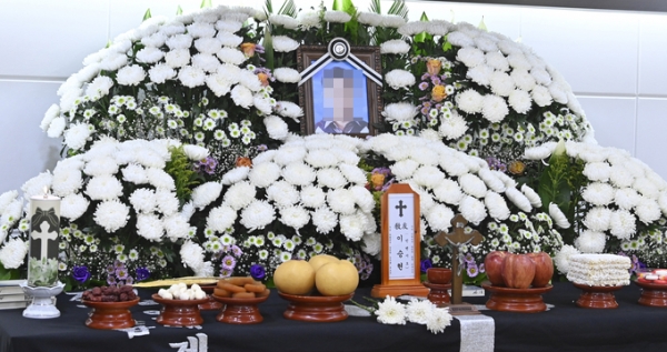 안성교육지원청 교육시설관리센터 소속 故이승현 시설관리주무관이 극단적 선택을 했다. 사진은 지난 4일 안성의 한 병원 장례식장에 마련된 이 주무관의 빈소. /사진=황준선 기자