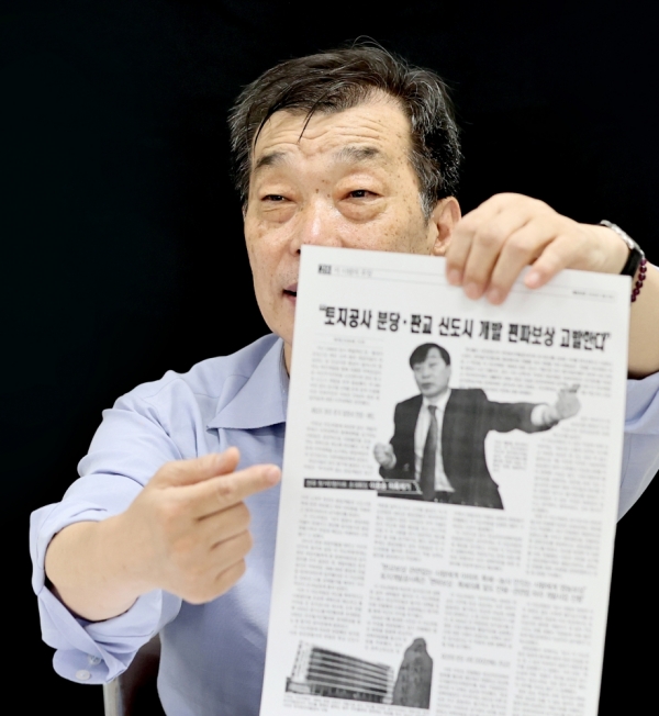 이호승 전국철거민협의회 중앙회 대장동게이트 진상규명위원회 상임대표가 7일 서울 동대문구 협회 사무실에서 인터뷰를 갖고 “부동산 개발법은 원주민들의 권리를 무시하고 사업 시행자들에게만 유리한 악법이다”라고 주장하고 있다. /김철빈 기자
