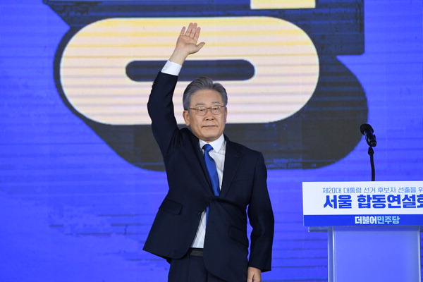 더불어민주당 이재명 대선 경선 후보가 10일 서울 올림픽공원 SK핸드볼경기장에서 열린 서울 합동연설회 및 3차 슈퍼위크 행사에서 더불어민주당 대선 후보로 확정된 후 손을 들어 보이고 있다. 홍승남 기자