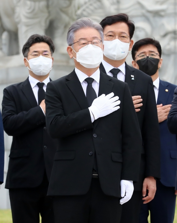 ▲ 더불어민주당 이재명 대선 후보가 11일 오전 국립대전현충원을 찾아 참배한 뒤 국기에 대한 경례를 하고 있다. /연합뉴스