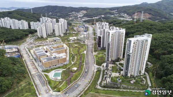 대장동 사업 시행자가 원주민으로부터 싼값에 수용한 토지를 비싸게 건설사에 팔아 큰 이익을 챙긴 가운데 민간 건설사들 역시 분양가 상한제를 피해 분양하며 높은 수익을 거둔 것으로 나타났다. 사진은 민간 사업자에 과도한 이익을 몰아줬다는 비판을 받고 있는 성남시 분당구 대장동 개발지구. 2021.10.12 /김도우기자