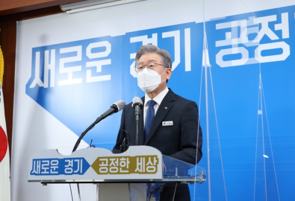 12일 오후 경기도청 브리핑룸에서 이재명 경기도지사가 긴급현안사항 관련 기자회견을 하고 있다. 경기도청 제공