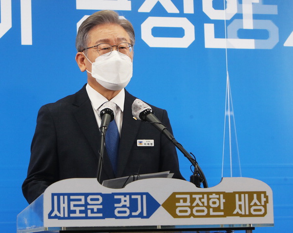 더불어민주당 제20대 대통령 후보로 선출된 이재명 경기지사가 12일 오후 수원시 경기도청에서 긴급 현안 기자회견을 하고 있다. 경기사진공동취재단