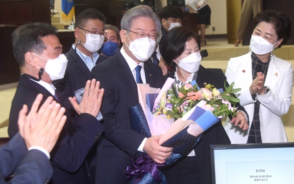 ▲ 더불어민주당 대통령 후보로 선출된 이재명 경기도지사가 12일 오전 경기도의회에서 열린 '제355회 경기도의회 임시회 2차 본회의'에 참석해 의원들과 기념 촬영하고 있다. /김철빈 기자
