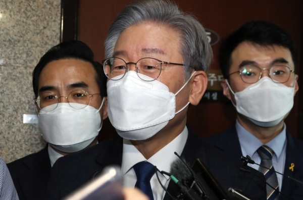 더불어민주당 대선후보인 이재명 경기도지사가 13일 서울 여의도 국회에서 열린 대선후보·당대표·상임고문단 간담회에 참석한 뒤 기자들의 질문에 답하고 있다./사진=연합뉴스