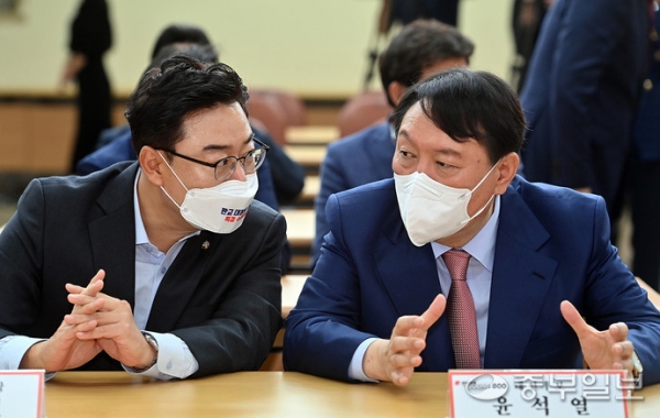 국민의힘 대권주자인 윤석열 전 검찰총장(오른쪽)과 김성원 국민의힘 경기도당위원장(왼쪽)이 14일 수원 장안구 경기도당에서 열린 ‘경기도당 주요당직자 간담회’에서 환담을 나누고 있다.노민규기자