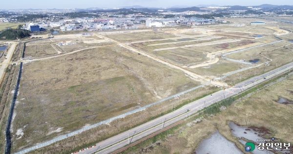 지난 2015년 화성·용인·이천시를 중심으로 경기도가 전국 3호 말산업특구로 지정된 지 6년이 지났지만 뚜렷한 결과물을 내놓지 못하고 있다. 사진은 2022년 상반기 화성시 화옹간척지 내 승용마 사육시설, 승용마 조련센터 등 승용마 단지를 포함해 농축산관광복합단지로 조성될 '에코팜랜드'예정지의 모습. 2021.10.17 /김도우기자