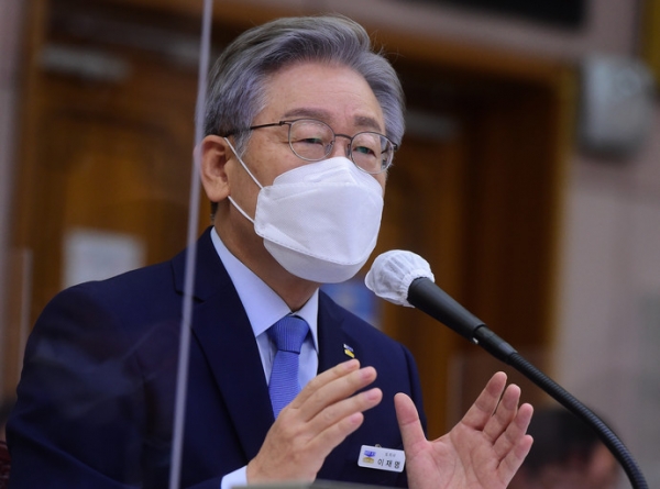 더불어민주당 대선 후보인 이재명 경기지사가 18일 경기도청에서 열린 국회 행정안전위원회의 경기도에 대한 국정감사에서 의원 질의에 답하고 있다. 경기사진공동취재단