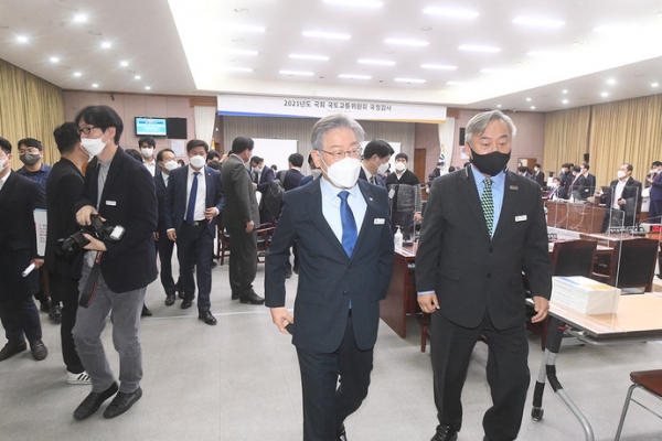 더불어민주당 대선 후보인 이재명 경기도지사가 20일 경기도 수원시 경기도청에서 열린 국회 국토교통위원회의 경기도에 대한 국정감사를 마친 후 국감장을 나오고 있다. 경기사진공동취재단