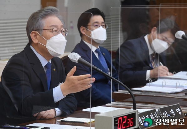 더불어민주당 대선 후보인 이재명 경기도지사가 20일 경기도 수원시 경기도청에서 열린 국회 국토교통위원회의 경기도에 대한 국정감사에서 질의에 답변하고 있다. 2021.10.20 /경기사진공동취재단