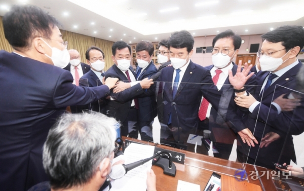 20일 경기도청에서 열린 국회 국토교통위원회의 경기도에 대한 국정감사에서 감사를 종료하려는 조응천 감사반장에게 국민의힘 의원들이 항의하자 더불어민주당 의원들이 이를 막아서며 양측 간에 몸싸움이 벌어지고 있다./ 조주현 기자