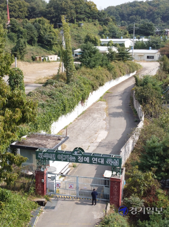 부천시가 국방부로부터 군부대 부지를 매입하 면서 수십 동의 건물을 누락하고 계약한 사실 이 드러나 논란이 일고 있다. 사진은 문제가 되 고 있는 작동의 군부대 입구. 조주현기자