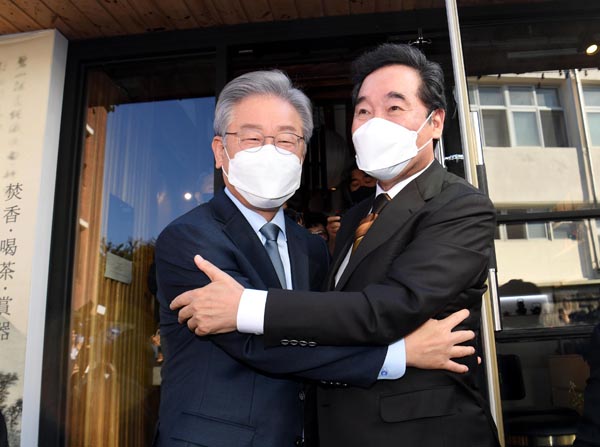 더불어민주당 대선 후보인 이재명 경기지사와 이낙연 전 대표가 24일 오후 서울 종로구 안국동 한 찻집에서 회동하고 있다. (국회사진기자단)