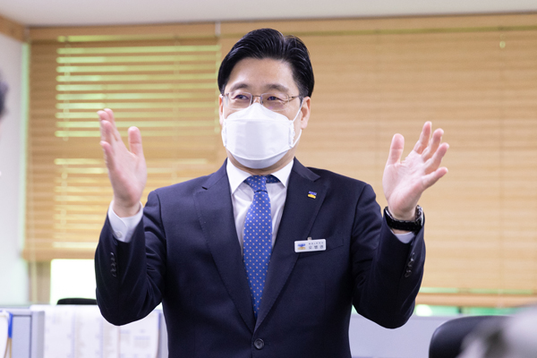 오병권 경기도 권한대행이 26일 경기도청에서 출입기자단과의 간담회를 갖고 도정 운영 방향을 설명하고 있다. (제공 경기도)
