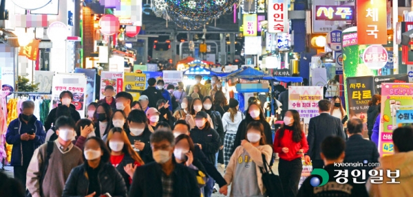 '위드 코로나'로의 방역체계 전환을 앞두고 기대감에 부풀어 있지만 방역에 대한 긴장감이 풀어지는 등 우려의 목소리도 커지고 있다. 전날 코로나19 신규 확진자 수가 2111명을 기록한 28일 오후 수원역 로데오거리가 시민들로 북적이고 있다. /김금보 기자