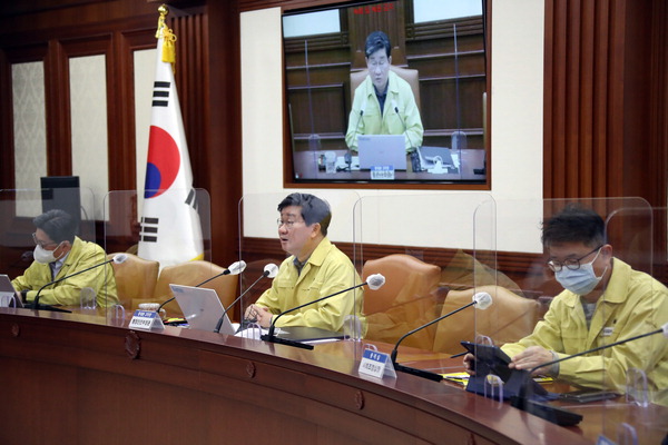 전해철 중대본 2차장(행정안전부 장관)이 지난 31일 정부서울청사에서 열린 코로나19 대응 중앙재난안전대책본부 회의를 주재하고 있다. /연합뉴스