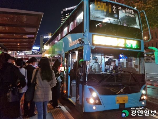 2일 오후 퇴근길 서울역버스환승센터에서 광교신도시로 가는 버스에 시민들이 몸을 싣고 있다. 2021.11.2 /권순정기자